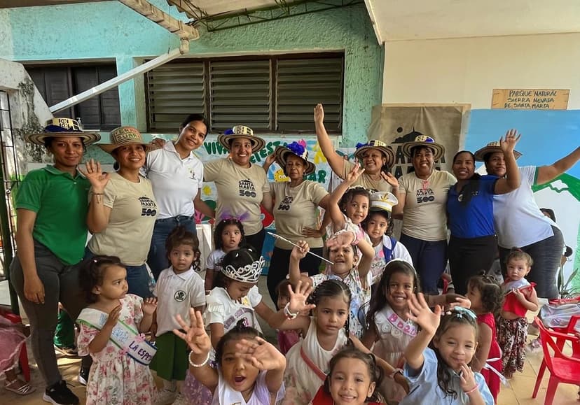 Niñas, niños y docentes celebrando los 500 años de Santa Marta