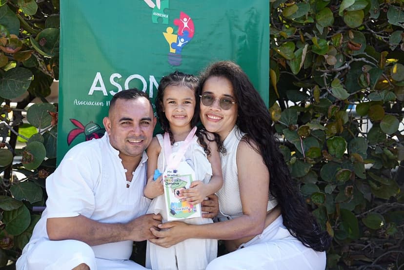 Familia celebrando la Mañana Blanca del Hogar Infantil Pedro León Acosta